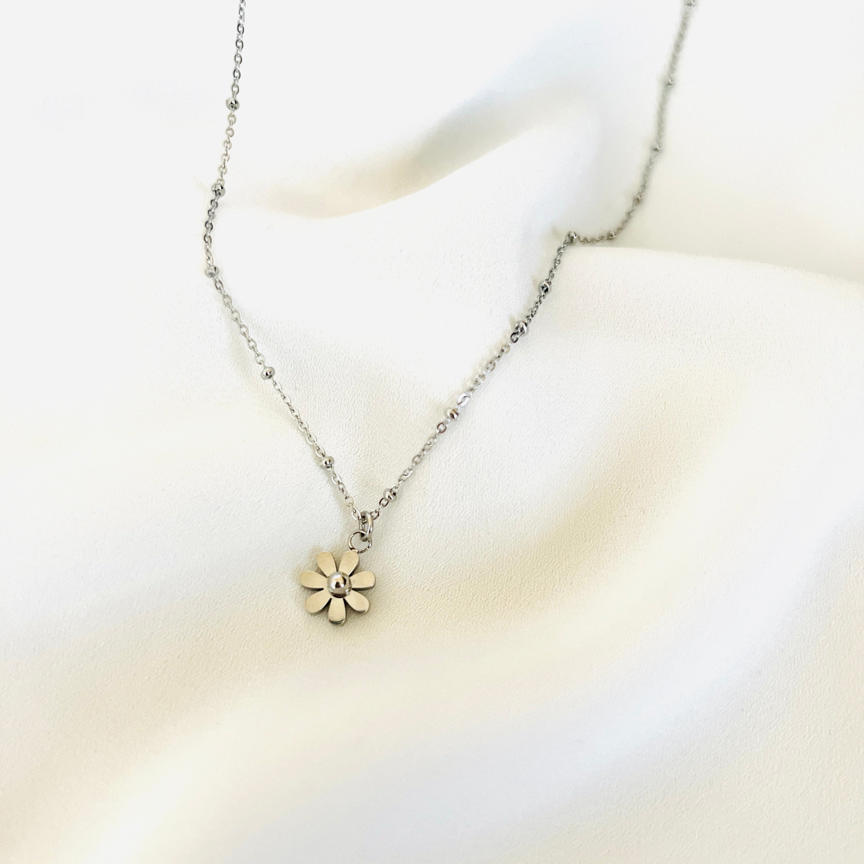 Daisy necklace